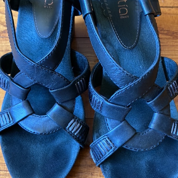 Antía Black Leather Wedge Sandals - Picture 7 of 10